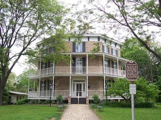 octagon house